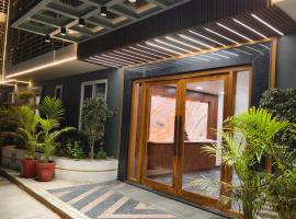 The Grand ND Resort- Kanha Tulsi Heights Behind Prem Mandir，位于范兰德凡的酒店