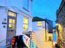SMUGGLERS HIDE and SMUGGLERS CABIN a 2023 GLOBAL AWARD REFURBISHMENT WINNER - a cosy 2 BEDROOM FISHERMANS COTTAGE with HARBOUR VIEWS and an ADDITIONAL private entrance 1 BED STUDIO only 10 Metres To Sea Front - BOOK BOTH FOR THE ENTIRE 3 BEDROOM COTTAGE，位于圣艾夫斯的木屋