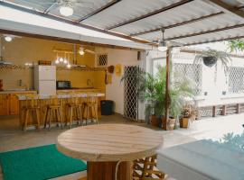 Casa al pie de la playa con Aire acondicionado y BBQ，位于普拉亚斯的酒店