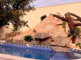 Villa 4P piscine avec toboggan et cascade，位于Bessan的酒店