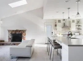 Spacious and Bright 5-Bedroom Oasis Pool and Yard