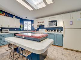 Idyllic Rock Island Home with Columbia River Views，位于Rock Island的酒店