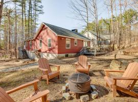 Inviting Alton Bay Home Near Lake Winnipesaukee!，位于Alton Bay的酒店