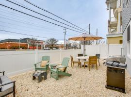 The Kraken Wildwood Townhome half Mi to Beach!，位于怀尔德伍德的酒店