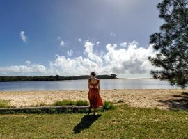 Currimundi Beach House, Walk to Lake & Beach，位于卡瓦纳华特斯的海滩短租房