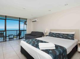 Studio 811 - Picturesque Beachfront Views，位于North Ward的酒店