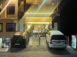 Hotel Maa Chintpurni International，位于Bharwain的酒店