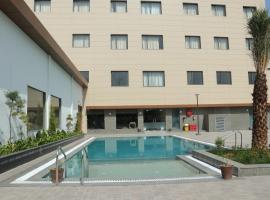 Crown Park Luxury Hotel，位于Bhilwara的带停车场的酒店