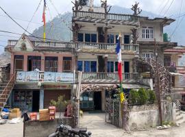 Hotel white palace，位于Syābru Bensi的酒店