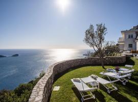 Belvedere delle Sirene with Heated Pool and Breathtaking Views，位于Colli di Fontanelle的家庭/亲子酒店