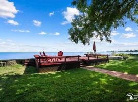 Restored historic log cabin & deck on Lake Erie，位于Luna Pier的带停车场的酒店