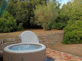 Charmante Petite Maison & Spa à Bulles & Grande Terrasse Plein SUD !，位于Entrecasteaux的度假屋