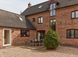 Finest Retreats - Nether Burrows Farm，位于阿什伯恩的酒店