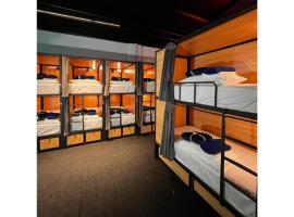 Capsuleaccom Hostel，位于黄金海岸的酒店
