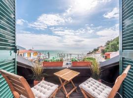 Seaside Haven Beach House or Studio Retreat，位于阿泽陶的酒店