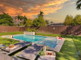 Just minutes driving to the Beach, Amazing Pool，位于哈兰代尔海滩的酒店