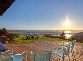 Scenic Tacoma Apartment with Deck and Fire Pit!