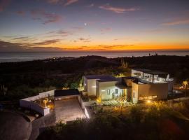 Stylish and Beautiful New 3BR Villa with Ocean Views，位于卡波圣卢卡斯的酒店