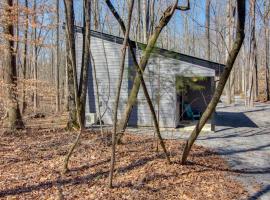 Mod Tennessee Cabin 2 Mi to Cummins Falls!，位于库克维尔的酒店