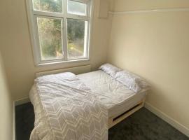Best room- Near London luton Airport and close to Restaurants shops and Dunstable hospital，位于卢顿的旅馆