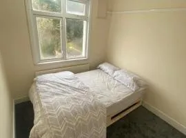 Best room- Near London luton Airport and close to Restaurants shops and Dunstable hospital