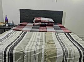 Bright and Cozy Room with Free Parking，位于埃德蒙顿的酒店