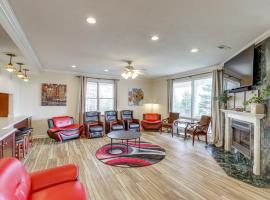 Fire Pit and Game Room Marshall Getaway with Views!，位于Marshall的酒店