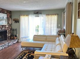 Bearadise Retreat At English Mountain Condo，位于赛维尔维尔的酒店