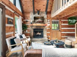 Family Fun Cabin on Bluff Mountain-Hot Tub & Game Room，位于赛维尔维尔的酒店