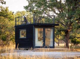 New! Luxury Shipping Container The Desert Escape，位于弗雷德里克斯堡的小屋