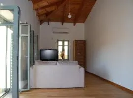 Casa Edelsy Bienvenid@s a un oasis de tranquilidad Descubre el encanto de Creta desde nuestra casa de ensueño! Tranquilidad, comodidad y elegancia. Explora Creta desde nuestro acogedor hogar Una escapada inolvidable te espera.