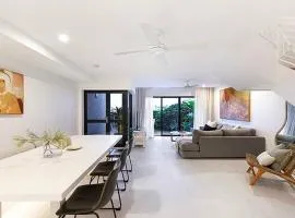 'Sunrise Luxury Beach Retreat, easy walk to beach
