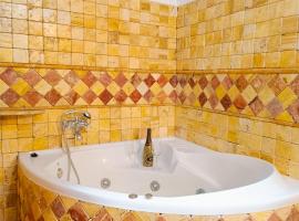 Casa Cueva The Exclusive Royal Andalusian Cave，位于阿尔库迪亚德瓜迪克斯的酒店