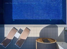 The Pool & Sauna Villa MOTOBU，位于本部的酒店