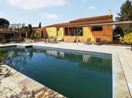 Awesome Home In La Tour-daigues With Private Swimming Pool, Can Be Inside Or Outside，位于La Tour-dʼAigues的度假屋