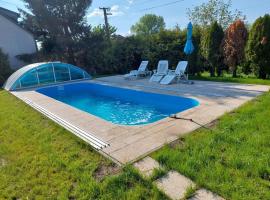 schönes Ferienhaus mit grossem Pool 4 km zum Balaton，位于Balatonszentgyörgy的度假屋