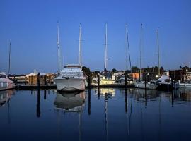 Premium Houseboat Blue Lagoon，位于吕贝克的船屋