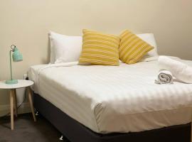 Stylish 4 Bedroom Urban Retreat!，位于沃加沃加的酒店
