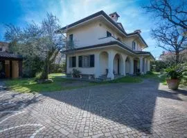 Villa Le Fontanelle In Forte Dei Marmi With Ac