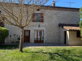 Jolie maison avec cheminée, à la campagne，位于Taïx的酒店