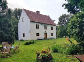 Genuine Gotland house with large garden in Roma，位于Romakloster的酒店