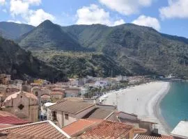 4 Bedroom Amazing Home In Scilla