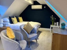 Stunning studio flat with own large garden in Shrewsbury SLEEPS 2，位于什鲁斯伯里的公寓