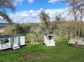 Petit a Petit - gypsy wagons and Bell tents in the Bourgogne，位于Saisy的度假短租房