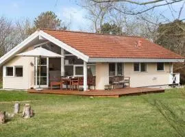 2 Bedroom Cozy Home In Martofte