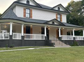 Victorian mini mansion near Lake Greenwood，位于Cross Hill的酒店