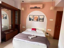 Coral: Pvt Studio in Koregaon Park. WiFi SmartTv AC，位于Yeraoda的酒店