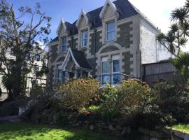 Armyn House Apartments, Your Coastal Escape in Falmouth，位于法尔茅斯的酒店