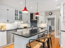 Historic Downtown Townhouse Beautiful Kitchen Parking