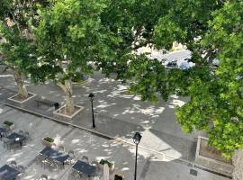 SOUS LES PLATANES，位于Velaux的酒店